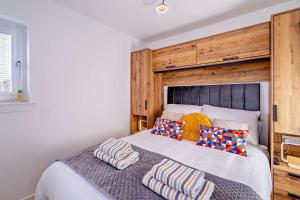 a bedroom with a large bed with pillows on it at 1 Bed in St. Andrews oc-c30132 in St. Andrews