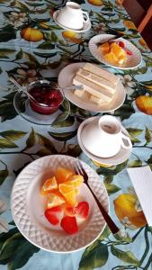 a table with plates of fruit on top of it at Kumanday Lodge in Pereira +28 photos