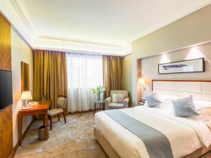 Postel nebo postele na pokoji v ubytování Wan Yue Grand Skylight Hotel