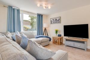 a living room with a couch and a flat screen tv at 3 Bed in Higher Crackington oc-avond in Crackington Haven