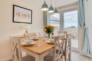 a dining room with a wooden table and chairs at 3 Bed in Higher Crackington oc-avond in Crackington Haven