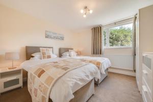 a bedroom with two beds and a window at 3 Bed in Higher Crackington oc-avond in Crackington Haven