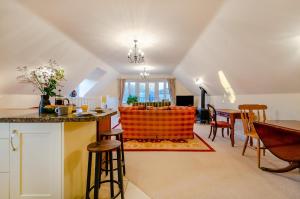 a kitchen and living room with a table and chairs at 1 Bed in Woodstock oc-u30547 in Kidlington