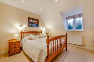 a bedroom with a wooden bed and a window at 1 Bed in Woodstock oc-u30547 in Kidlington