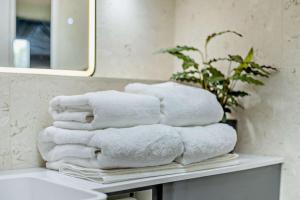 a pile of towels sitting on a table in a bathroom at 1 Bed in Saltfleetby oc-b30073 in Saltfleetby Saint Peter +18 photos