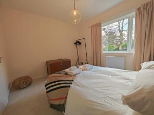 a bedroom with a bed with two stuffed animals on it at 5 Bed in Tealby oc-t30618 in Tealby