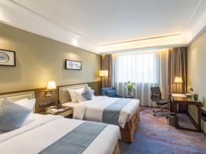 Postel nebo postele na pokoji v ubytování Wan Yue Grand Skylight Hotel