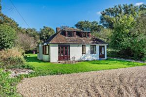 a small white house in the middle of a yard at 5 Bed in Dymchurch oc-w30161 in Dymchurch