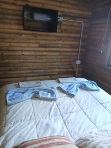 a bedroom with a bed with two towels on it at Cabaña Doña Loly in Olavarría