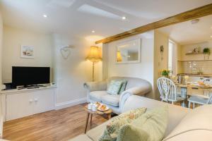 a living room with a couch and a tv at 2 Bed in Winchcombe oc-t32023 in Winchcombe