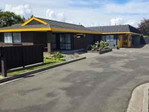 an empty street in front of a house at Marton Motel NZ in Marton