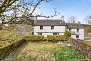 an old white house with a stone wall at 3 Bed in Windermere oc-b31667 in Crook