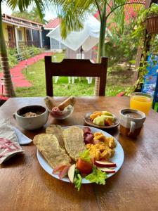 a table with a plate of food on a table at Eco-Hotel Palma É Coco in San Andrés