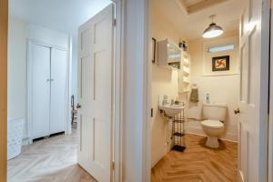 a bathroom with a toilet and a sink at 5 Bed in Battle oc-c31779 in Battle +30 photos