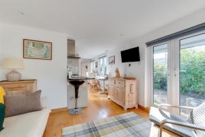 a living room with a couch and a table with a television at 1 Bed in Waldringfield oc-thstu in Waldringfield