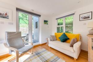 a living room with a couch and a chair at 1 Bed in Waldringfield oc-thstu in Waldringfield
