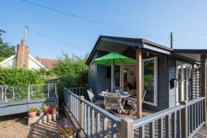 a small house with a table and an umbrella at 1 Bed in Waldringfield oc-thstu in Waldringfield +8 photos
