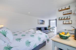 a bedroom with a bed and a table with a bowl of fruit at 1 Bed in Saltdean oc-bbidre in Saltdean