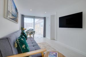 a living room with a couch and a tv at 1 Bed in Saltdean oc-bbidre in Saltdean