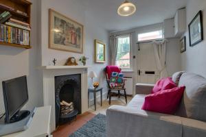 a living room with a couch and a fireplace at 2 Bed in Long Melford oc-9ws in Long Melford