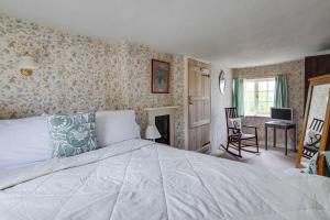 a bedroom with a large white bed and a desk at 2 Bed in Long Melford oc-9ws in Long Melford