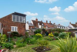 a garden in front of a house at 2 Bed in Long Melford oc-9ws in Long Melford
