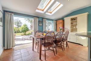 eine Küche und ein Esszimmer mit Tisch und Stühlen in der Unterkunft 3 Bed in Westleton Saxmundham oc-est in Westleton