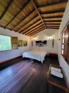 a bedroom with a bed and a wooden floor at Kumanday Lodge in Pereira