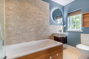 ein Badezimmer mit Badewanne und Waschbecken in der Unterkunft 3 Bed in Westleton Saxmundham oc-est in Westleton + 16 Fotos
