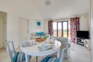 a living room with a white table and chairs at 1 Bed in Rolvenden oc-tn612 in Rolvenden