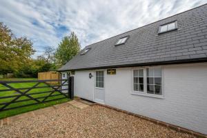 a white house with a gate and a fence at 1 Bed in Rhodes Minnis oc-ct041 in Lyminge
