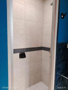 a shower with a black and white tile at La Compañía de Jerusalen in Arequipa