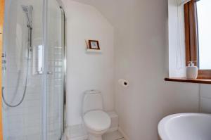 1 Bed in Acle oc-1256 في Cantley: حمام أبيض اللون مزود بمرحاض ودش