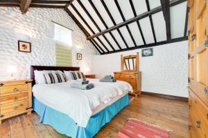 a bedroom with a large bed in a room at 3 Bed in Bacton oc-711 in Bacton +26 photos