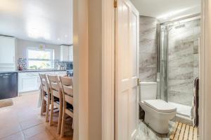 a bathroom with a toilet and a kitchen at 2 Bed in Wells-next-the-Sea oc-2032 in Wells next the Sea +14 photos