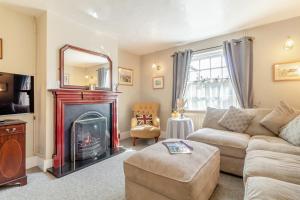 a living room with a couch and a fireplace at 2 Bed in Wells-next-the-Sea oc-2032 in Wells next the Sea