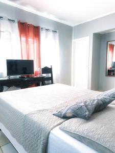 a bedroom with a bed and a desk with a computer at Hotel Condesa in Comayagua
