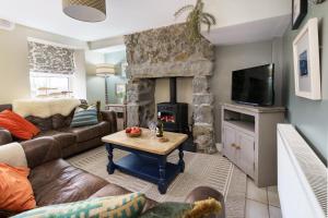 a living room with a couch and a fireplace at 2 Bed in Pwllheli oc-30aber in Pwllheli