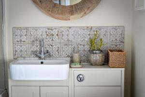 a bathroom with a white sink and a mirror at 2 Bed in Pwllheli oc-30aber in Pwllheli +14 photos