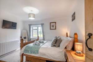 a bedroom with a bed and a tv on the wall at 2 Bed in Aldborough oc-2257 in Thurgarton