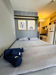 a bedroom with a bed with two pillows on it at Mercure1906 - Piscina aquecida, edifício com estrutura de hotel 4 estrelas in Salvador