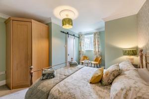 a bedroom with a large bed in a room at 5 Bed in Biddlestone oc-b30105 in Alnham