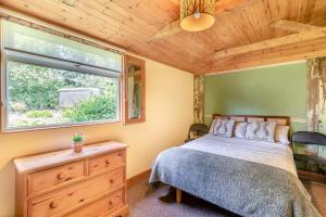 a bedroom with a bed and a window at 2 Bed in Keddington oc-t32411 in Louth