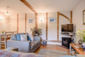 a living room with a couch and a tv at 2 Bed in Rumburgh oc-dgf in Rumburgh