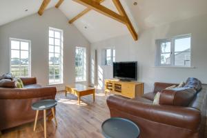 a living room with two couches and a tv at 2 Bed in Sotherton oc-dailo in Blyford