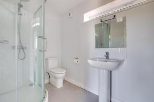 a bathroom with a sink and a toilet and a shower at 2 Bed in Sotherton oc-dailo in Blyford +2 photos