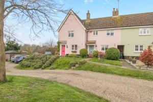 a house with a pink door and a gravel driveway at 2 Bed in Halesworth oc-rect in Halesworth