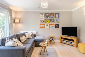 a living room with a couch and a tv at 3 Bed in Westleton oc-egv in Westleton