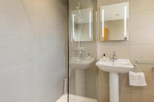 a bathroom with a sink and a mirror at 3 Bed in Westleton oc-egv in Westleton +17 photos