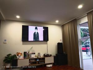 a flat screen tv on the wall of a living room at แสงจันทร์พลูวิลล่าระยอง in Ban Thung Haeo